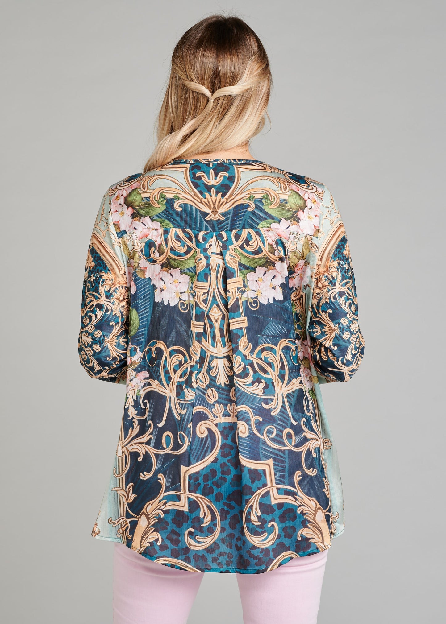 Round Neck Shirt With Rhinestone Finishing