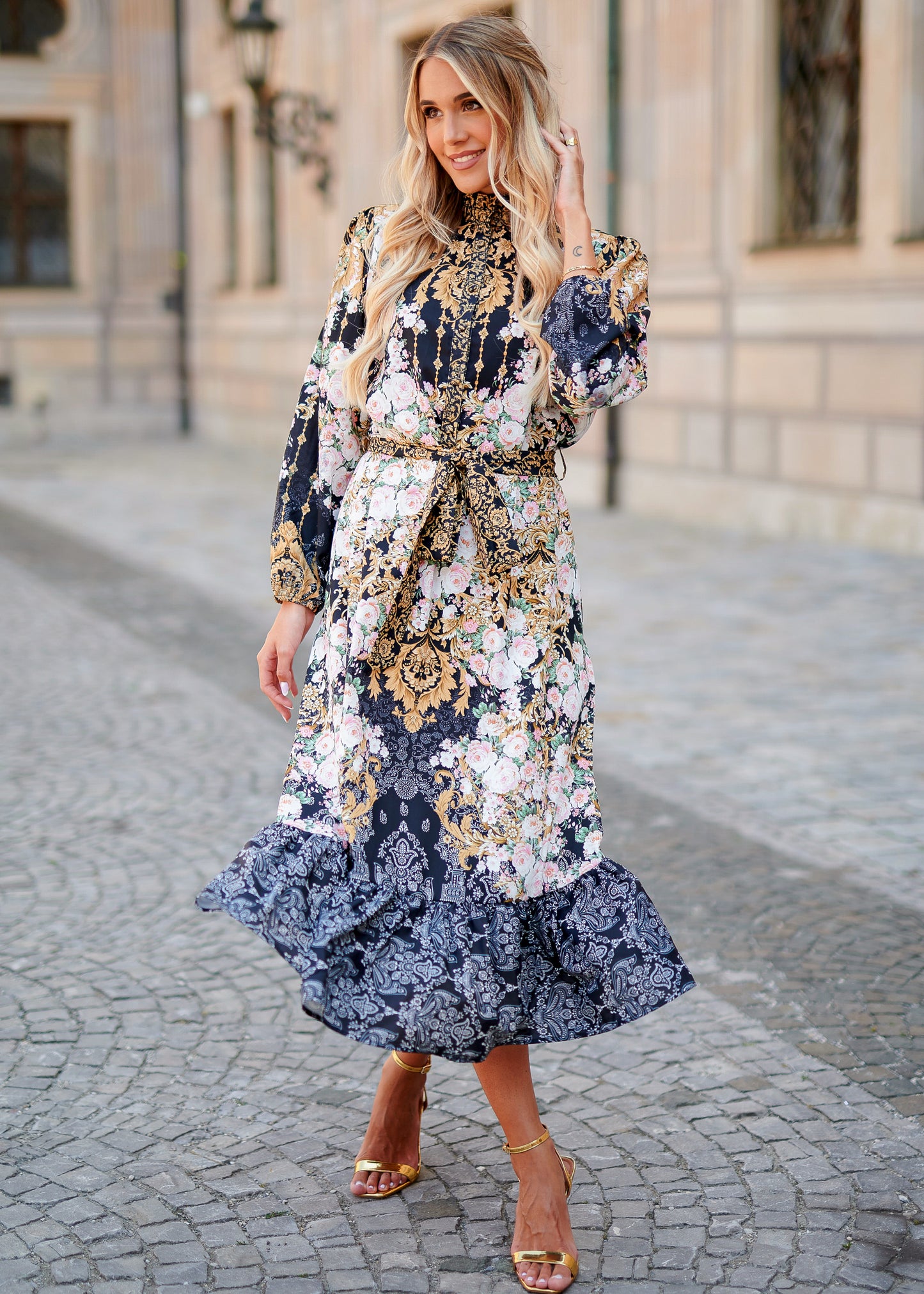 Midikleid mit Rüschenkragen